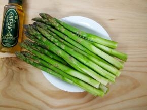 芦笋洗净，用刀削去根部的老皮。