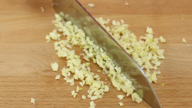 大蒜剥壳，切成蒜末备用。