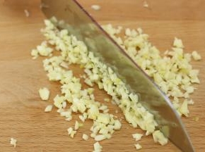 大蒜剥壳，切成蒜末备用。