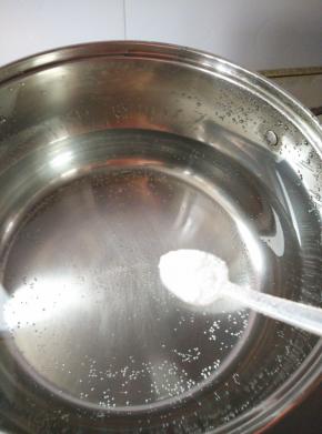 锅里烧开水，加入少量的盐，食用油，能保持蔬菜颜色不变。