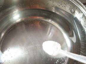 锅里烧开水，加入少量的盐，食用油，能保持蔬菜颜色不变。