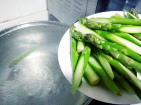 把切好的芦笋倒入烧开的水里烫至8成熟。