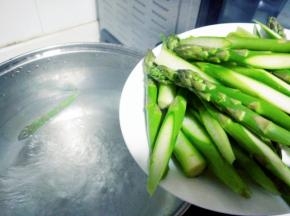 把切好的芦笋倒入烧开的水里烫至8成熟。