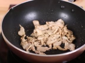 准备一个炒锅，放入适量的食用油，油热后放入腌好的肉片，快速翻炒，炒至肉片变色后马上盛起。