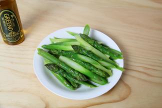 烫好的芦笋捞起沥干水份，装盘备用。