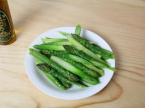 烫好的芦笋捞起沥干水份，装盘备用。