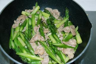 加入之前炒好的肉片，加入适量的食用盐，拌匀。