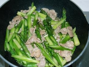 加入之前炒好的肉片，加入适量的食用盐，拌匀。