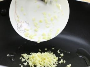 锅里重新下油，加入适量的食用油，放入蒜末，小火翻炒。