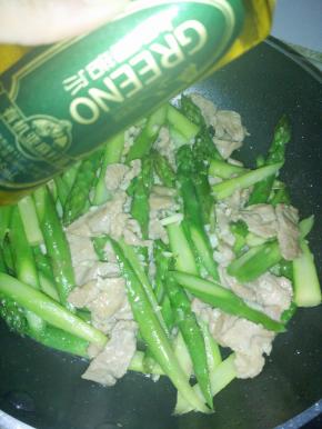 起锅前加入5ml的亚麻籽油（亚麻籽油不适合高温煎炒烹炸，适合低温烹饪。炒好的菜中，直接淋如适量亚麻籽油即可。）