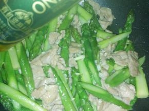 起锅前加入5ml的亚麻籽油（亚麻籽油不适合高温煎炒烹炸，适合低温烹饪。炒好的菜中，直接淋如适量亚麻籽油即可。）