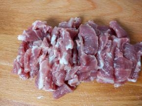 把瘦肉切成肉片,加入适量的食用油、生抽、盐，生粉，拌匀，腌10分钟左右。