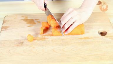 胡萝卜去皮切滚刀块。