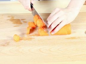 胡萝卜去皮切滚刀块。