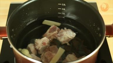 锅里加适量的水，加入姜片，倒入洗干净后的排骨，大火煮开，焯去血水。