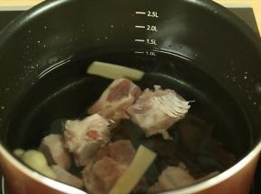 锅里加适量的水，加入姜片，倒入洗干净后的排骨，大火煮开，焯去血水。