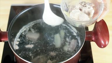 水开后继续煮一分钟，关火，把排骨捞出，用清水冲洗掉血沫。