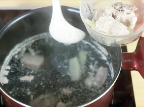 水开后继续煮一分钟，关火，把排骨捞出，用清水冲洗掉血沫。