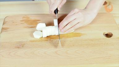 淮山去皮，切段