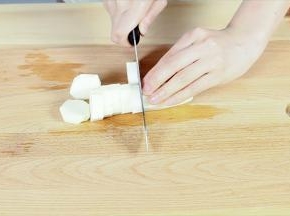 淮山去皮，切段