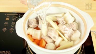 倒入适量的清水，盖过食材。大火煲开，改小火继续煲40分钟左右。
