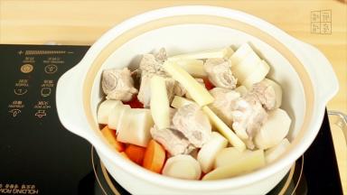把淮山、胡萝卜、排骨、姜片放入砂锅中。