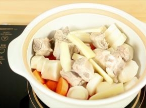 把淮山、胡萝卜、排骨、姜片放入砂锅中。