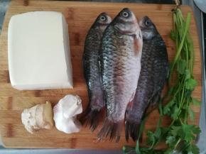 准备好主食材。鱼已经清理过了。