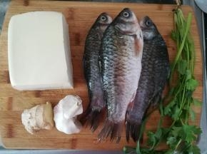 准备好主食材。鱼已经清理过了。