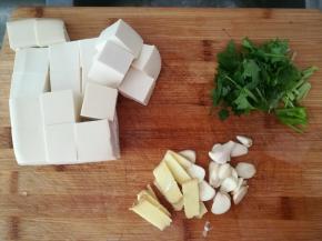 豆腐切块，香菜切段。大蒜，生姜切片。