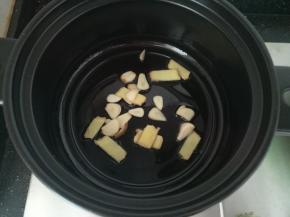 砂锅热油，放入姜片爆香，后加入蒜片。