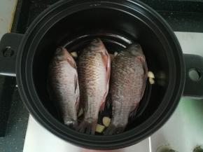 加入鲫鱼煎至。