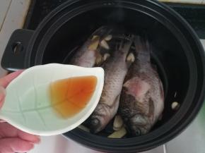 煎至两面微黄，加入一点料酒。