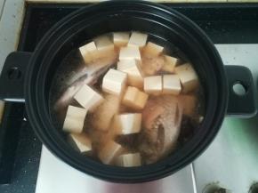 放入豆腐块。小火炖煮一个小时。