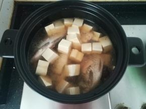 放入豆腐块。小火炖煮一个小时。