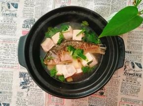 出锅时，加入食盐，撒上香菜装饰。