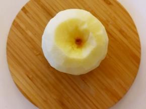 苹果洗干净去皮，两头蒂去了