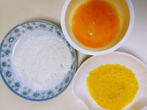 鸡蛋打散，面粉和面包糠分别装在盘子里