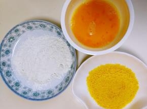 鸡蛋打散，面粉和面包糠分别装在盘子里
