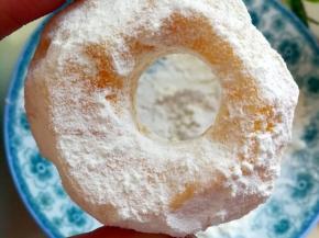 取一片苹果，放进面粉里，让苹果片裹满面粉