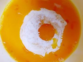 再放进蛋液里，让苹果片裹满蛋液