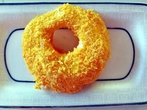 最后把苹果片放进面包糠里，让苹果片裹满面包糠，依次全部做好