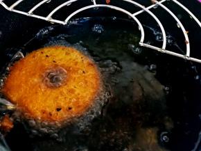 油锅放油，七分热时放进苹果片，炸至两面金黄