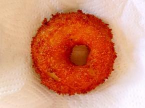 用吸油纸吸去多余的油