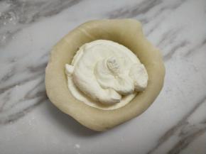 上面再挤些奶油把芒果盖起来。