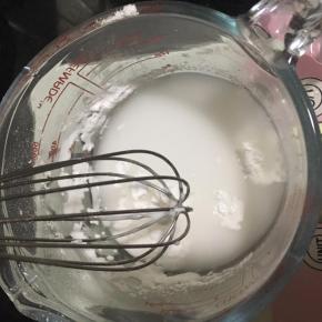 水晶粉兑冷水，搅拌均匀至无干粉状态。