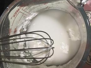 水晶粉兑冷水，搅拌均匀至无干粉状态。