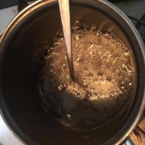 麦芽糖浆大火煮沸，边煮边搅动。