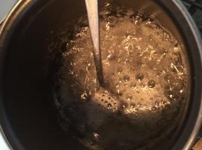麦芽糖浆大火煮沸，边煮边搅动。