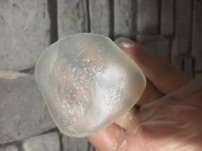 蒸好趁热取出，小心揭掉保鲜膜，不让水珠掉进盘里，带上一次性手套，趁热揪出大概为35克团，用掌心压扁。（热的时候容易塑性，不要搓揉，用掌心压扁不易混入空气，影响美观）